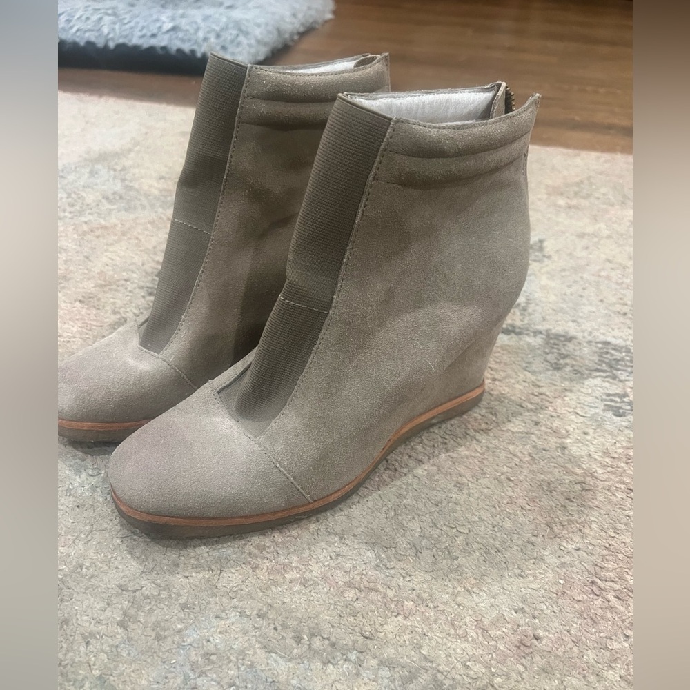 Tan wedge